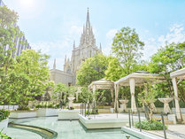 【カバナガーデン】大聖堂を臨むリゾート感あふれる中庭をお楽しみください。