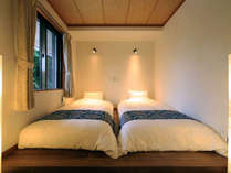 【寝室】こちらはアジアンスタイルの直敷きのお布団です
