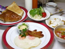 朝食は和食と洋食からお選びいただけます。（写真は洋朝食例）