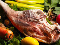 【夕食イメージ】白神山地周辺で獲れる地産のラム肉をはじめ、旨味溢れるジビエも楽しめます。