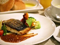 【ディナー】宿泊者限定ディナーセット：＼魚種はお楽しみ／魚料理がメインのディナーセット