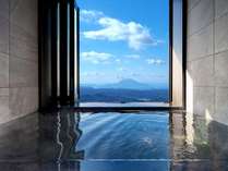 【特別室】客室の露天風呂からも桜島と錦江湾が見渡せます。