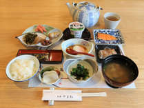 ・【ご朝食一例】しじみの味噌汁や焼き魚、地元の美味しい白米の和朝食です