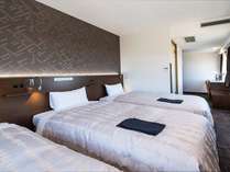 スマートトリプル　ベッド3台の3名様用客室です。ピロートップで快適な寝心地。全室WiFi利用可能。