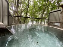 夏の貸切露天風呂は温泉に浸かりながら森林浴