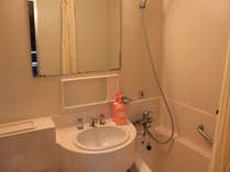 お部屋のお風呂はユニットバス。洗浄機能付きのトイレ。