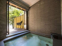 久美浜湾を眺めながら源泉100％の温泉をお楽しみください。