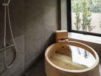 【フォレストツイン】ヒバの半露天風呂を備え、緑に囲まれながら温泉を楽しんでいただけます。