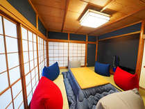 ２階和室には、快適過ぎて「人を駄目にするソファー」と言われるYogiboが６つとコタツがあります。