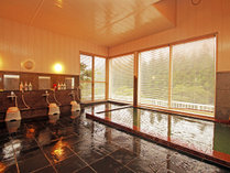 【#温泉】全面ガラス張りの浴室は、入遠野川の流れと渓谷の景色を一望！四季を感じる温泉となっております