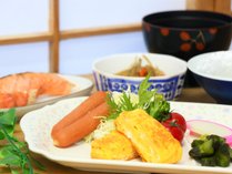 【料理】焼き魚や卵焼きと抱負なおかずでごはんがすすむ和朝食一例　