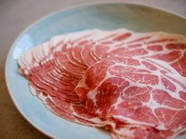 岡山のブランド豚「桃太郎ポーク」。きめ細かい肉質が特徴で、火を通してもしっとり甘くパサつきません。