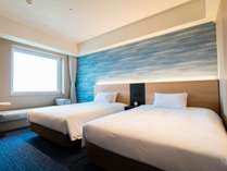 シングルベッドを2台備えたツインルーム。北海道らしい落ち着いた色調と広くゆとりにある27平米の空間。