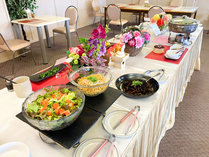 ・【ビュッフェ】お惣菜・サラダ・メイン料理・デザートなどメニューは豊富！