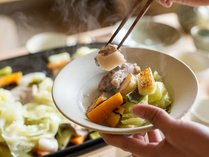 石見ポークと地元野菜をたっぷり鉄板に入れて蒸し焼きに。野菜の水分のみで調理する色鮮やかな鉄板料理。