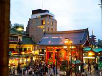 夕暮れ時の雷門旅館