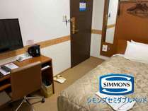 シングルルーム（シモンズセミダブルベッド）ライティングデスクもあり、お仕事でも使いやすいお部屋