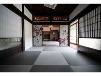 純和風と琉球畳。五島のシンボル椿柄の襖。お布団希望の場合はこちらの部屋にご用意させていただきます。