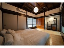 作り付けタンスが味わい深い寝室。クイーンサイズのローソファーベッドのご用意も可能です。