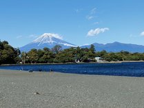 天気が良い日は宿からも駿河湾と岬越しに富士山がくっくり見ることができます
