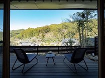 テラスからの風景。川のせせらぎを聞きながら里山の風景をお楽しみいただけます。