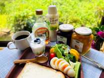 【　朝食　】地元の新鮮野菜のサラダ、パン、ゆで卵など提供