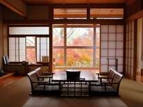 窓外の景色は四季折々にその表情をかえ、訪れる者の心を癒します。※写真は特別室の様子です。