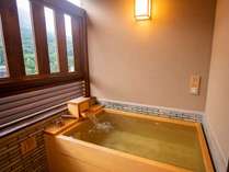 【本館　和フォース】桧の露天風呂が自慢のお部屋。
