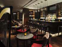 【the　bar】ホテル最上階18Fに位置するthe　barでは、那覇市内の素晴らしい夜景を一望いただけます。
