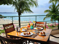 ムーンビーチを眺めながらの、シェフ自慢の朝食ビュッフェ。