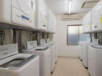 ランドリーコーナーの洗濯機・乾燥機は無料で利用可能。洗剤も無料です！