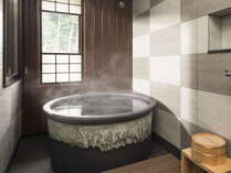 【温泉内風呂付き客室】杉板の壁に、信州の山々を思わせる色合いの信楽焼内風呂を配した内風呂