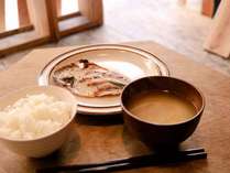 ゲストハウスマルヤで提供される地元食材のご飯と味噌汁。購入した干物をグリルで焼いて食べられます。