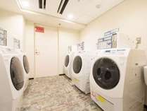 コインランドリーは洗剤自動投入。洗濯+乾燥１２０分４００円、追加乾燥３０分１００円