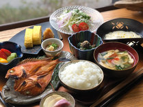 【朝食】地魚・地野菜を使った和朝食をご用意いたします。