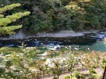 当館からの箒川の展望です。四季を通じて素晴らしい眺望です。箒川の渓谷歩道の散策もお楽しみ。