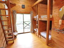 総木造りの室内からドッグランへ！２段ベッドとロフトがお子様に大人気！常に清潔を心がけております。