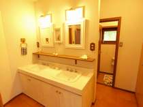 お部屋の目の前に洗面所・シャワートイレと家族風呂が。バス・トイレ無しのお部屋でも安心。