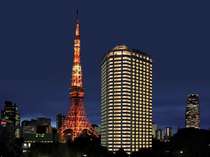 東京タワーと並ぶようにして建つ、地上３３階建。