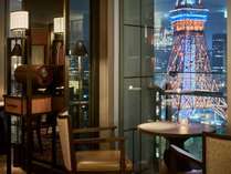 東京タワーを眺める特等席で、それぞれの時間帯に合わせたお料理、お飲み物をお楽しみいただけます