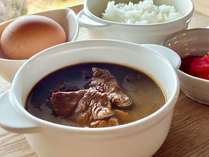 【ご朝食】森のホテルの新名物“前沢牛カレー”。牛匠オガタの牛肉をふんだんに使用したイチオシメニュー！