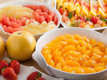 【RESTAURANT】朝食ブッフェでフルーツもたっぷりどうぞ。