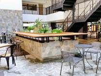 【North　Patio】オープンエアーで開放感溢れる空間。テーブル＆チェアーを随所に配置しています。
