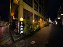 松本旅館の外観　夜