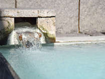 *【露天風呂（男湯）】豊富な湯量で、こんこんと湧き出る天然温泉。
