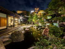 趣異なる夜の日本庭園