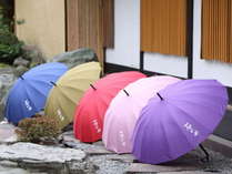 色とりどりの傘をお貸しいたします。