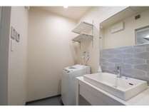 白を基調とした清潔感あふれる洗面スペース、洗濯乾燥機があるので連泊利用に便利です。