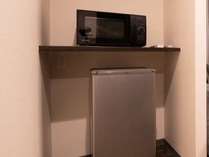 電子レンジ＆大きめの冷蔵庫。連泊のお客様に大変便利です。