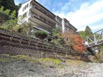 *【外観】清流日高川沿いに建つ温泉旅館です
